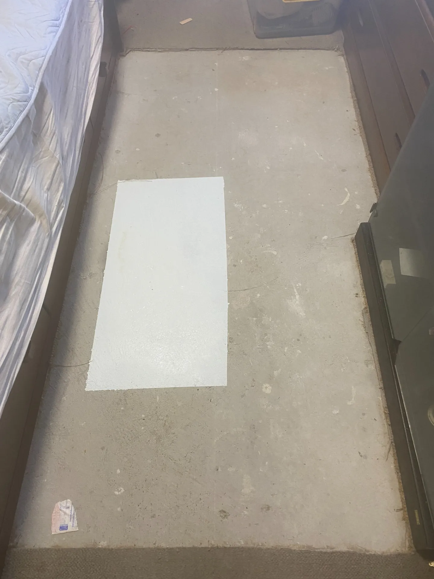 床面の清掃、保護を丁寧に行いました
